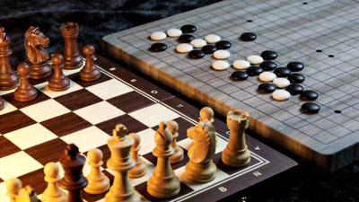 经典棋牌类游戏场景图，展示国际象棋、围棋等棋盘特写